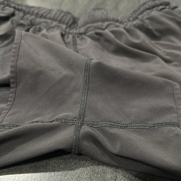 (6271) LULULEMON Hotty Hot Short 4" Sz 10 **LOVED *logo faded - Picture 6 of 8